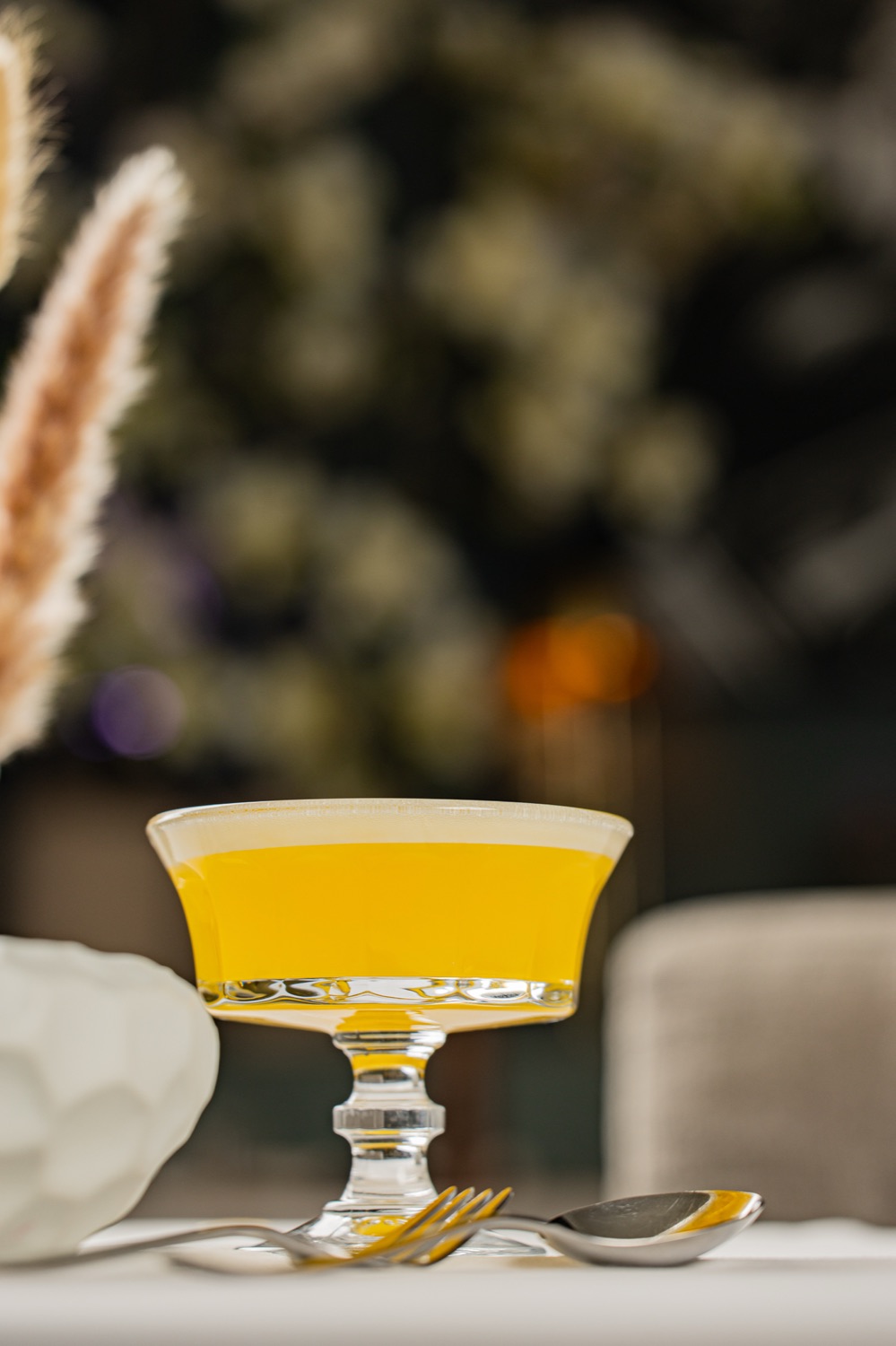 Gelber Limoncello-Digestif am Abend an der Bar von Casa Bellucci am Kudamm in Berlin-Charlottenburg