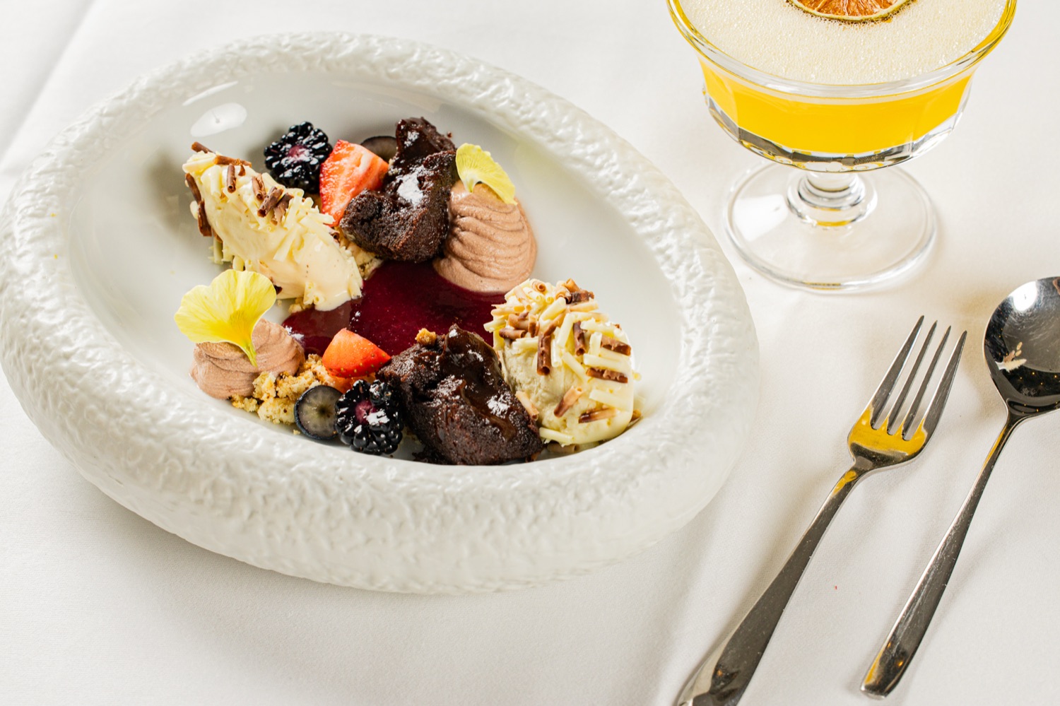 Schokoladen-Dessert mit Eis und Beeren im Casa Bellucci Berlin