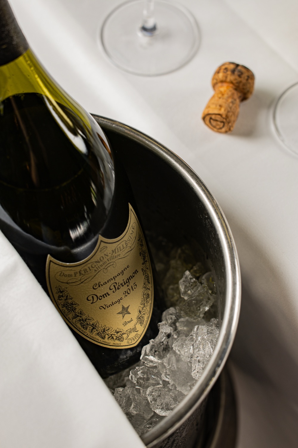 Champagner im Eiskübel an der Bar von Casa Bellucci am Kudamm in Berlin-Charlottenburg