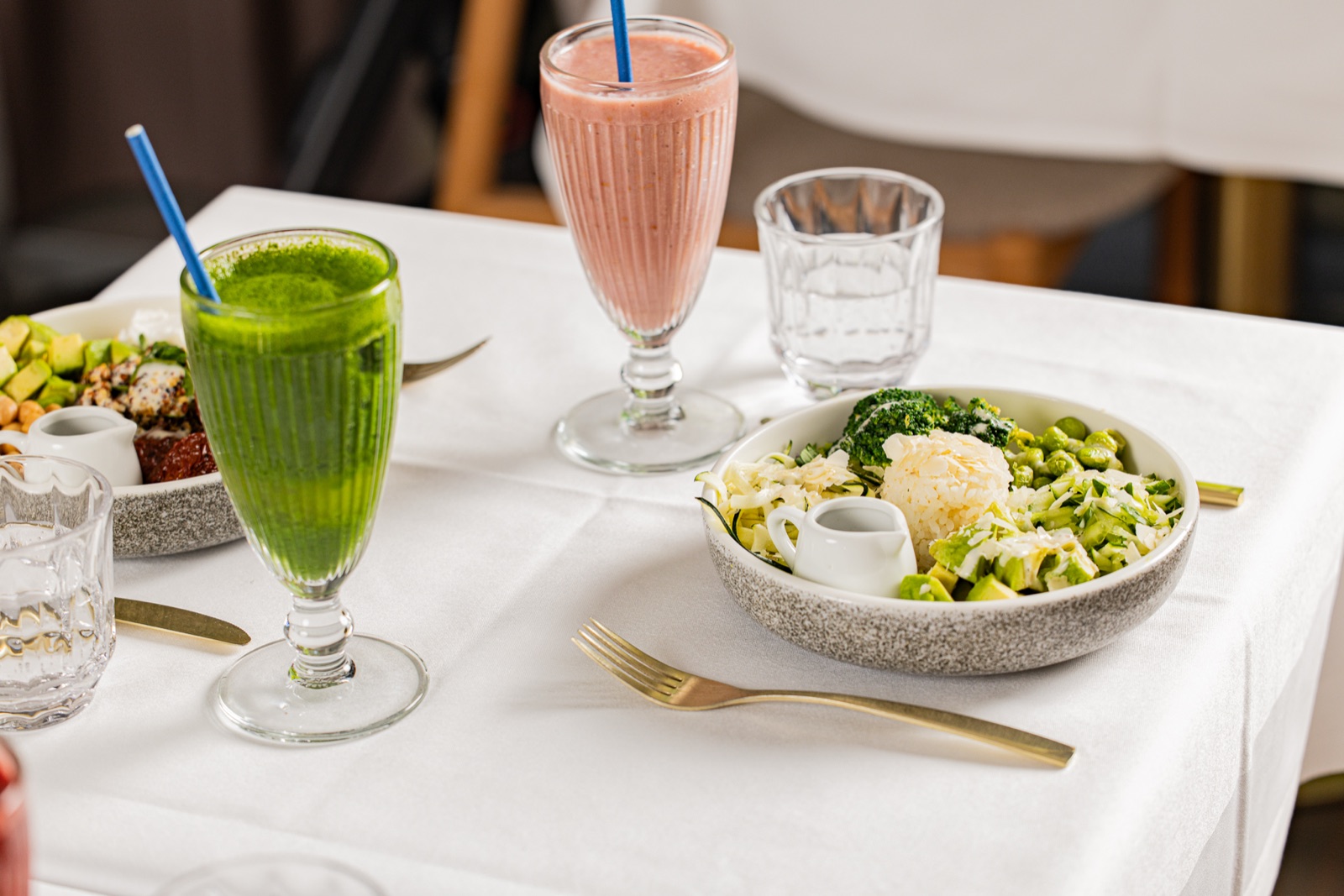 Smoothies und eine Veggie-Bowl beim Brunch bei Casa Bellucci am Kudamm in Berlin-Charlottenburg