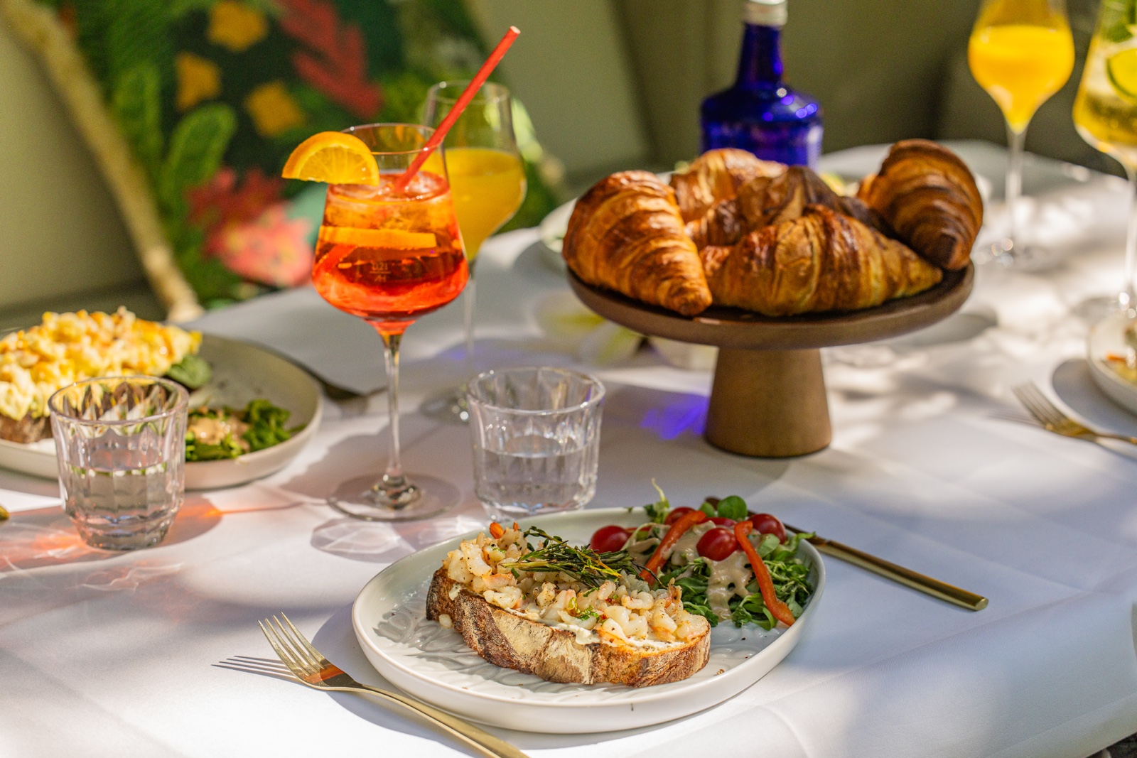 Aperol Spritz und Aperitivo-Drinks auf der Sommerterrasse von Casa Bellucci am Kudamm in Berlin-Charlottenburg
