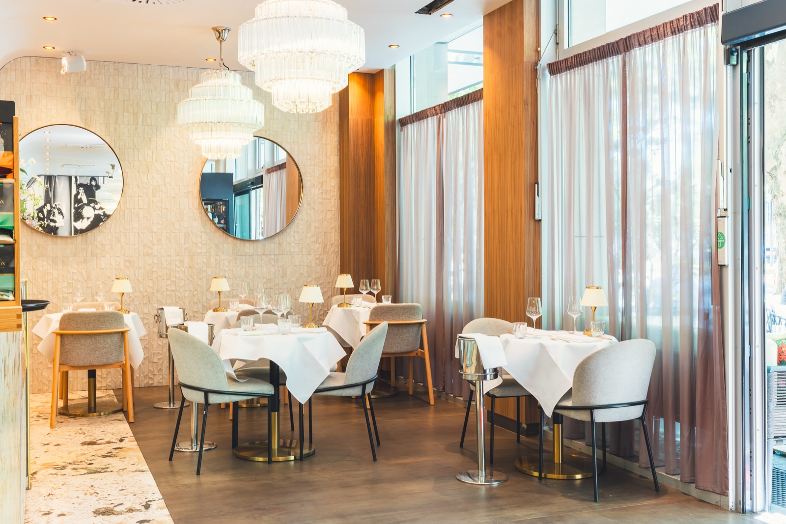Ruhige Atmosphäre zum Frühstück im Innenraum von Casa Bellucci in Charlottenburg