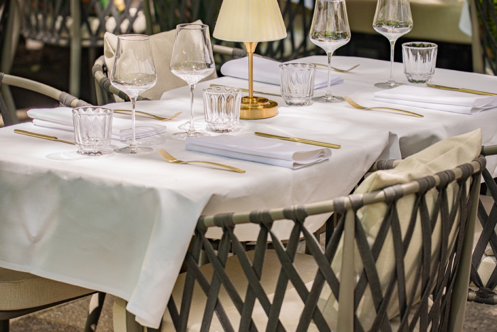 Festlich gedeckte Sommerterrasse von Casa Bellucci am Kudamm am Abend für eine Feier in Berlin-Charlottenburg