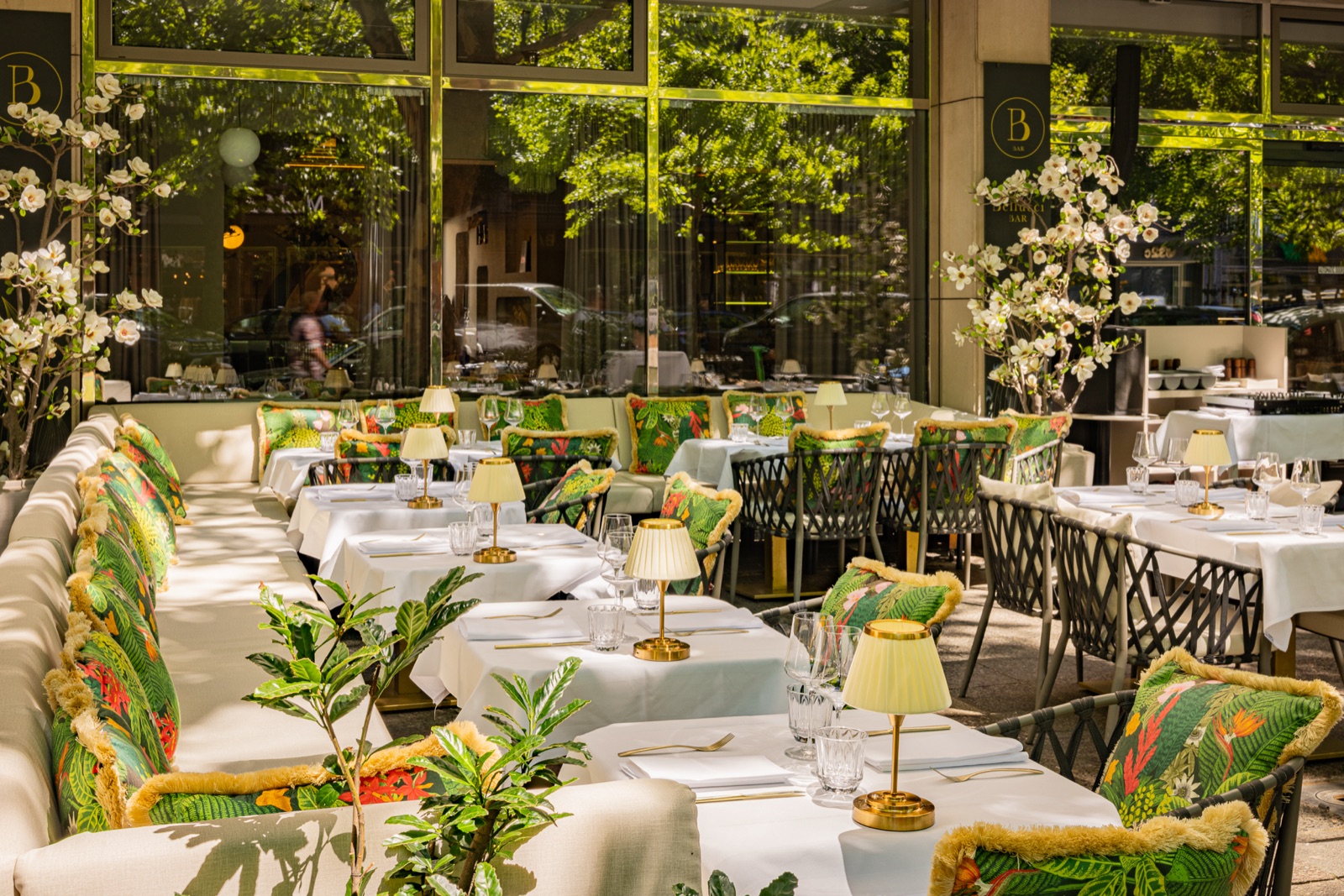 Helle Sommerterrasse von Casa Bellucci am Kudamm in der Mittagssonne