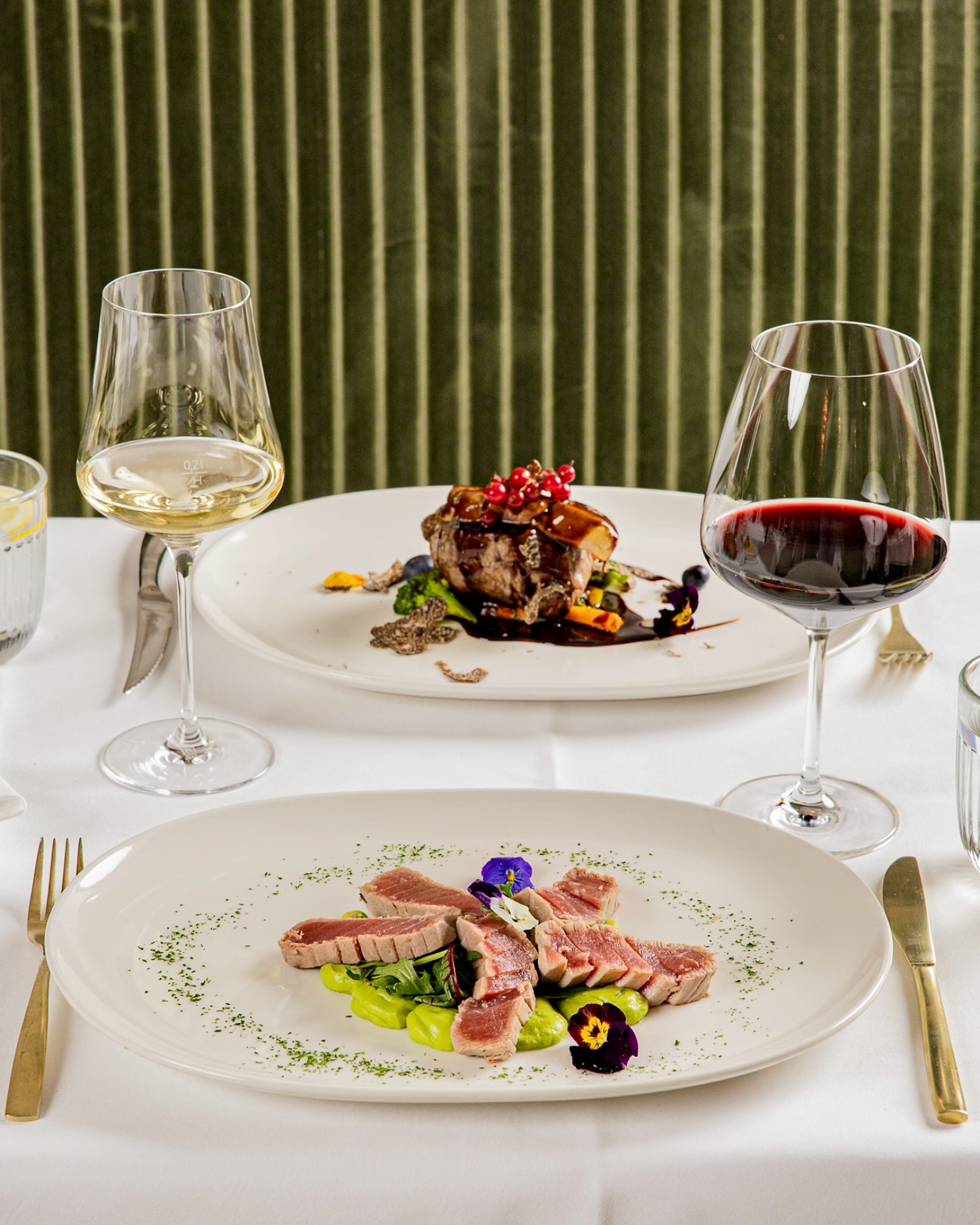 Glas italienischer Wein an der Bar von Casa Bellucci in Charlottenburg