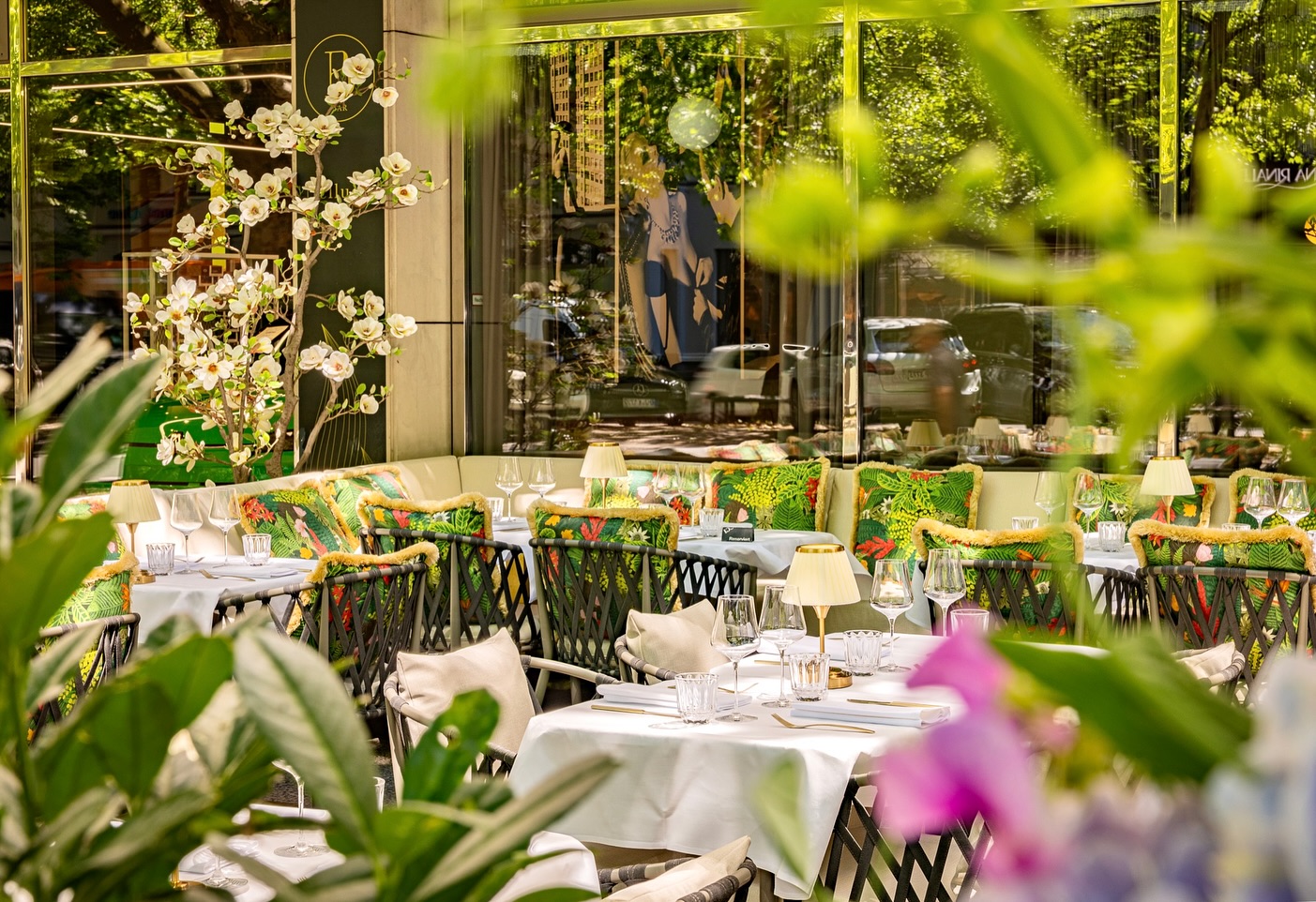 Beleuchtete Sommerterrasse von Casa Bellucci am Kudamm als Eventlocation in Charlottenburg am Abend